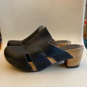 Vialis handmade suede clogs